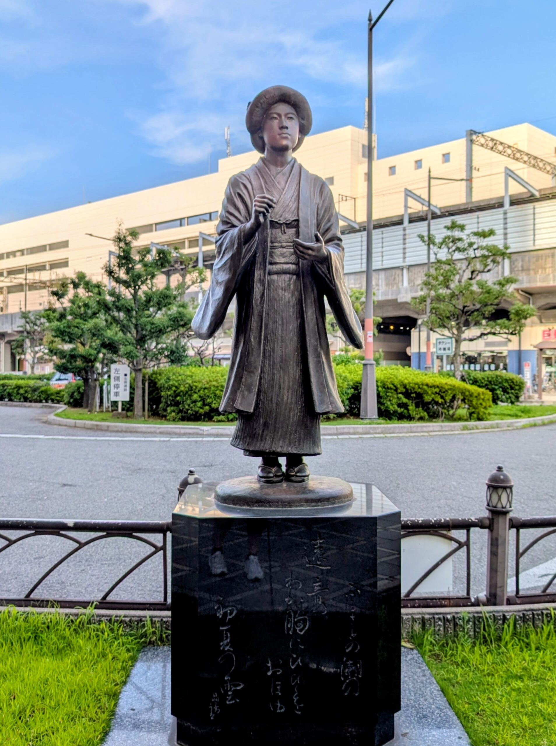 与謝野晶子像　南海堺駅前